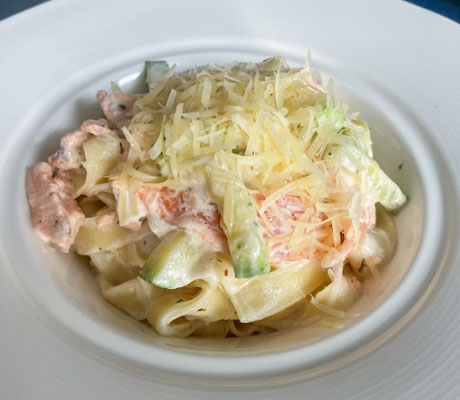 Фото Феттучини с лососем и цукини в сливочном соусе